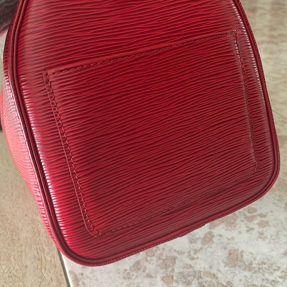 Authentic Louis vuitton Epi Speedy Handbag . - Picture 8 of 17